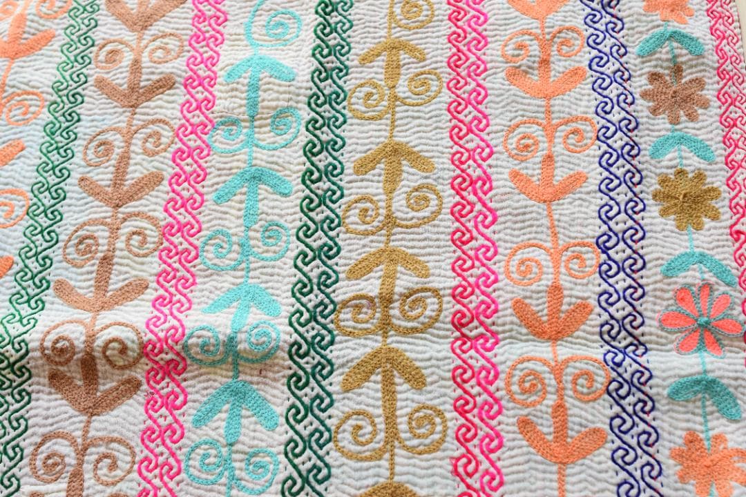 SALE】明るい刺繍と陽だまりカラーのヴィンテージカンタキルト