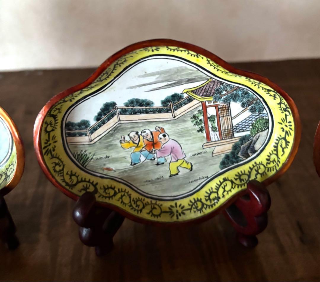 中国のCanton Enamel（広東エナメル）七宝焼の皿と、コップ