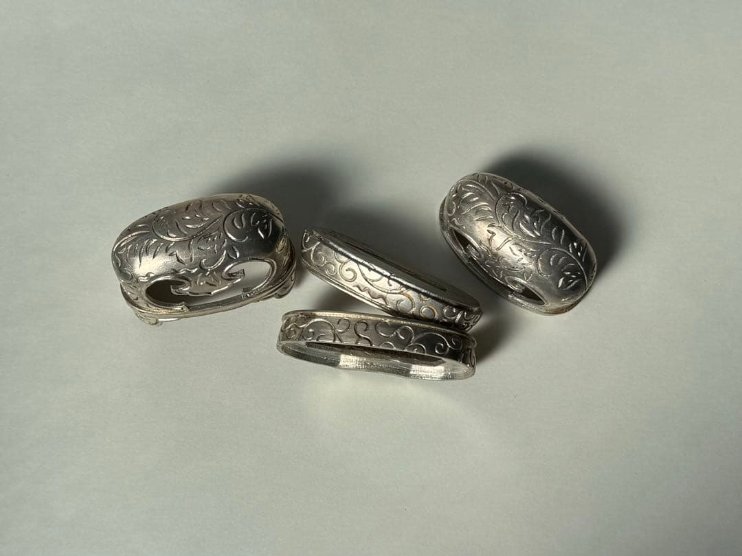 日本刀装具　合口拵え　唐草の図　縁頭　鯉口　銅地　鍍銀 楽天市場】日本刀装具 合口拵え 唐草の図 縁頭 鯉口鐺 銅地 金工 金具