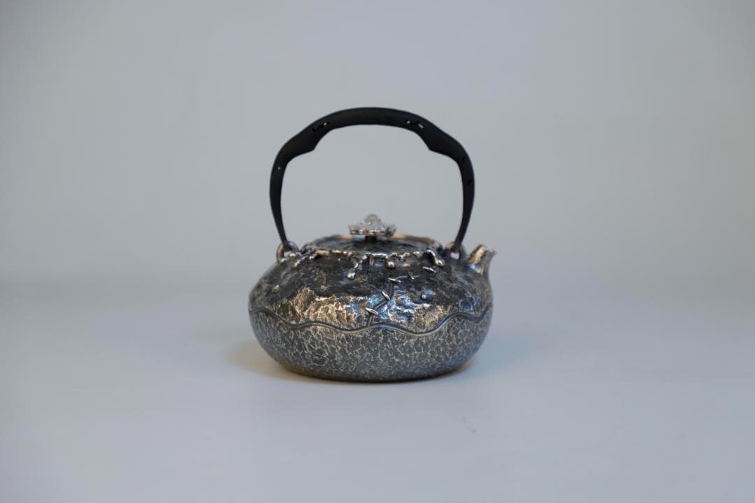 純銀製 平丸形 鎚目打 湯沸 湯沸 銀瓶 煎茶道具 茶器・茶道具 銀瓶 丸型 湯沸 銀仕上、秀峰堂作、化粧箱入 新品