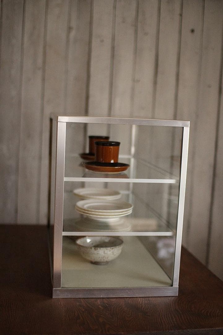 古いアルミフレームの卓上全面ガラスケース 収納棚 キッチン収納 古