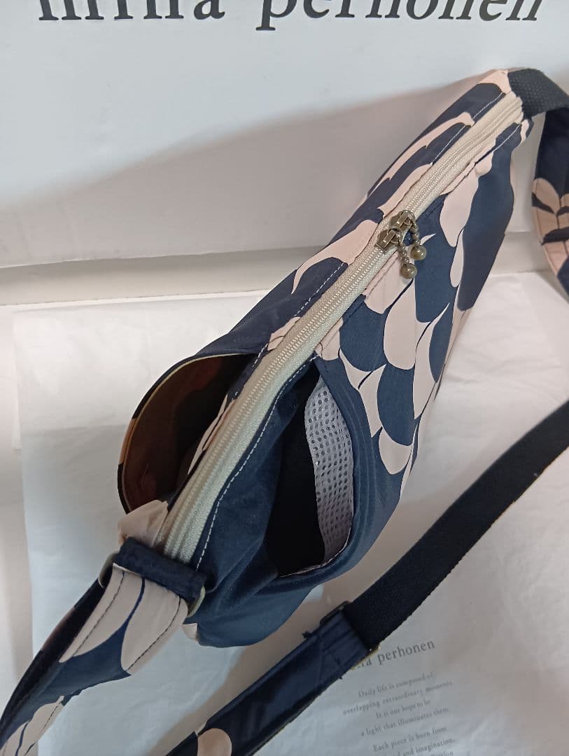 保温保冷ポケット付き♪ボディーバック 両面2ポケット付き♪sea lace