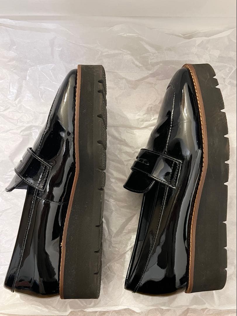 【OUR】エナメルレザーのローファーシューズ黒 厚底 22.5cm