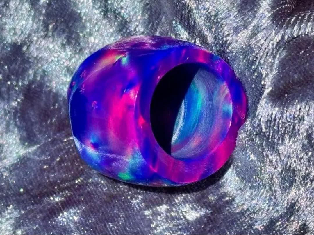 沖縄三線 人工オパールバチ 青紫の中に虹色が輝いてます