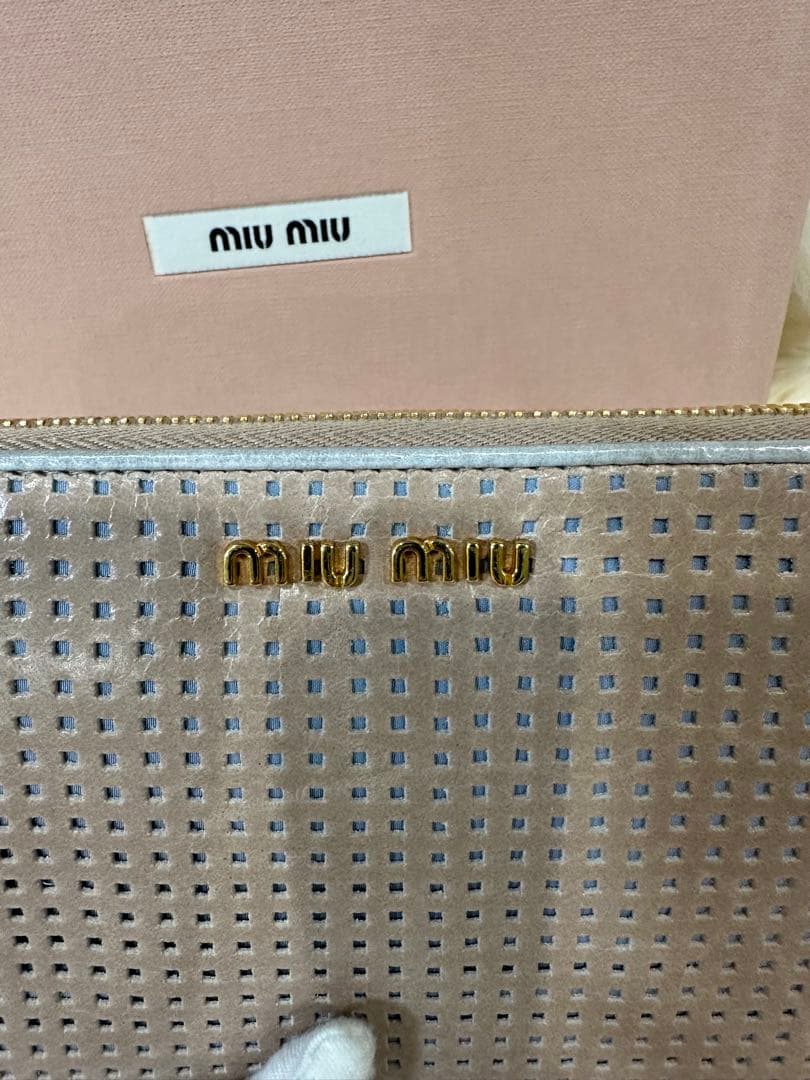miu miu パンチングレザーラウンド式長財布 ベビーピンクの通販はau