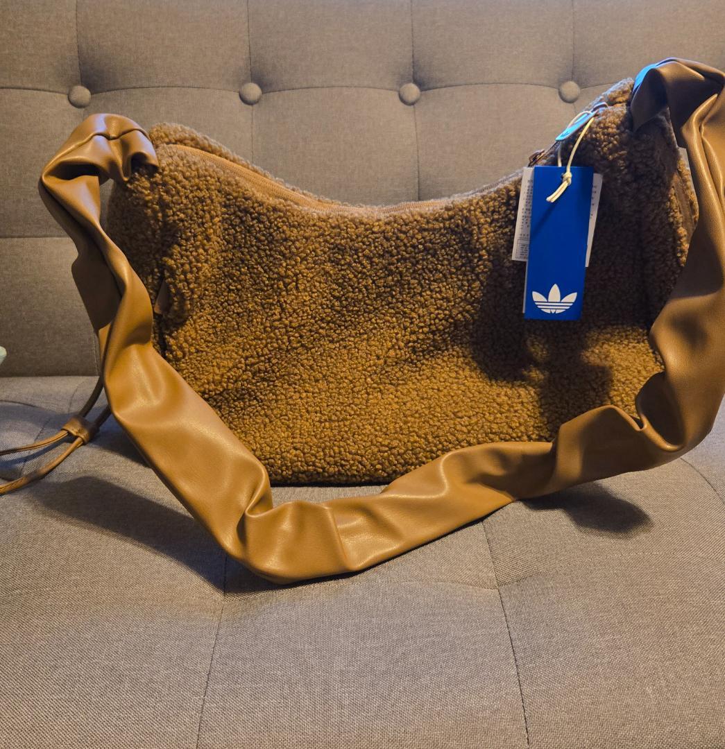 韓国アディダス〉 adidas ボアショルダーバッグ SHRP ブラウン - メルカリ