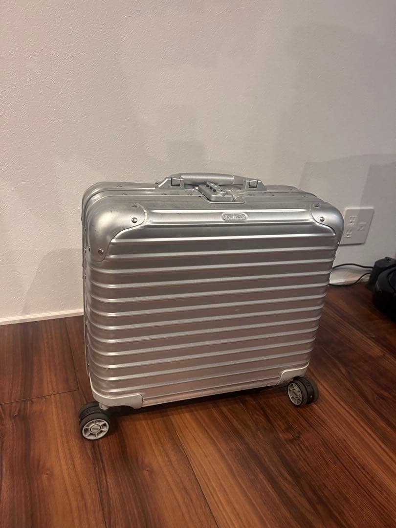美品 リモワ トパーズ 26L 機内持ち込み 4輪 TSAロック チタニウム rwkgr23243_a02279