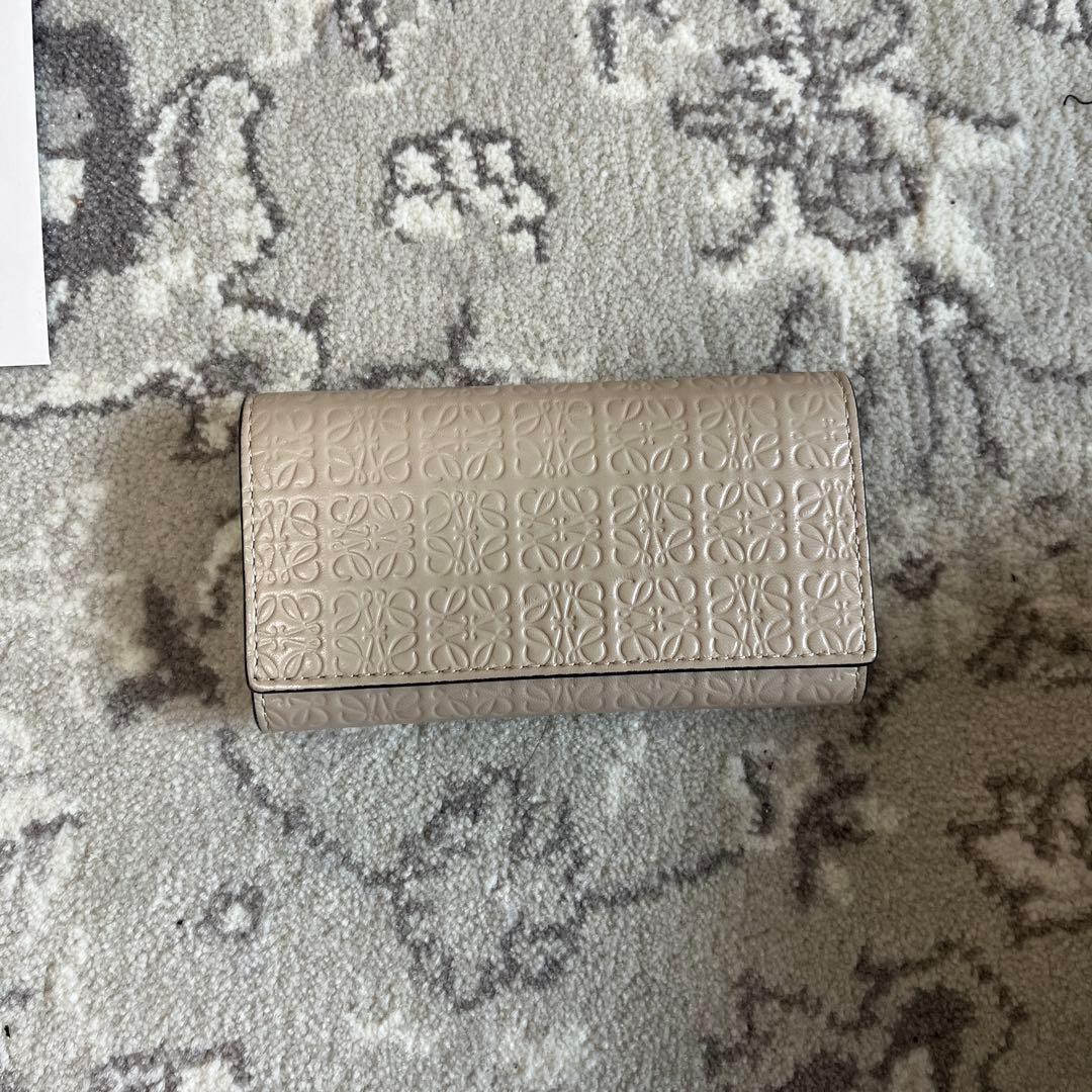 LOEWE エンボス加工 ベージュキーケース LOEWE ロエベ リピート アナグラム柄 キーケース レザー レディース