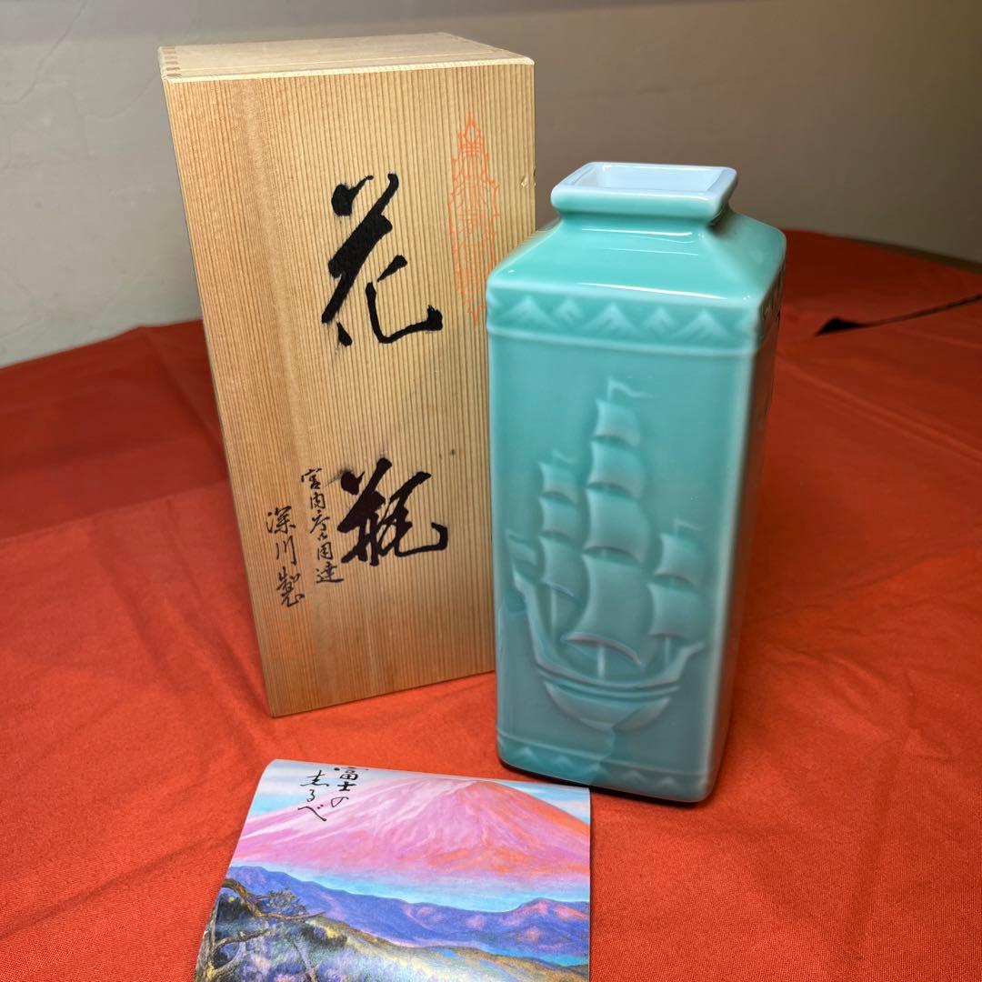 深川製磁「青磁帆船彫角形花瓶」
