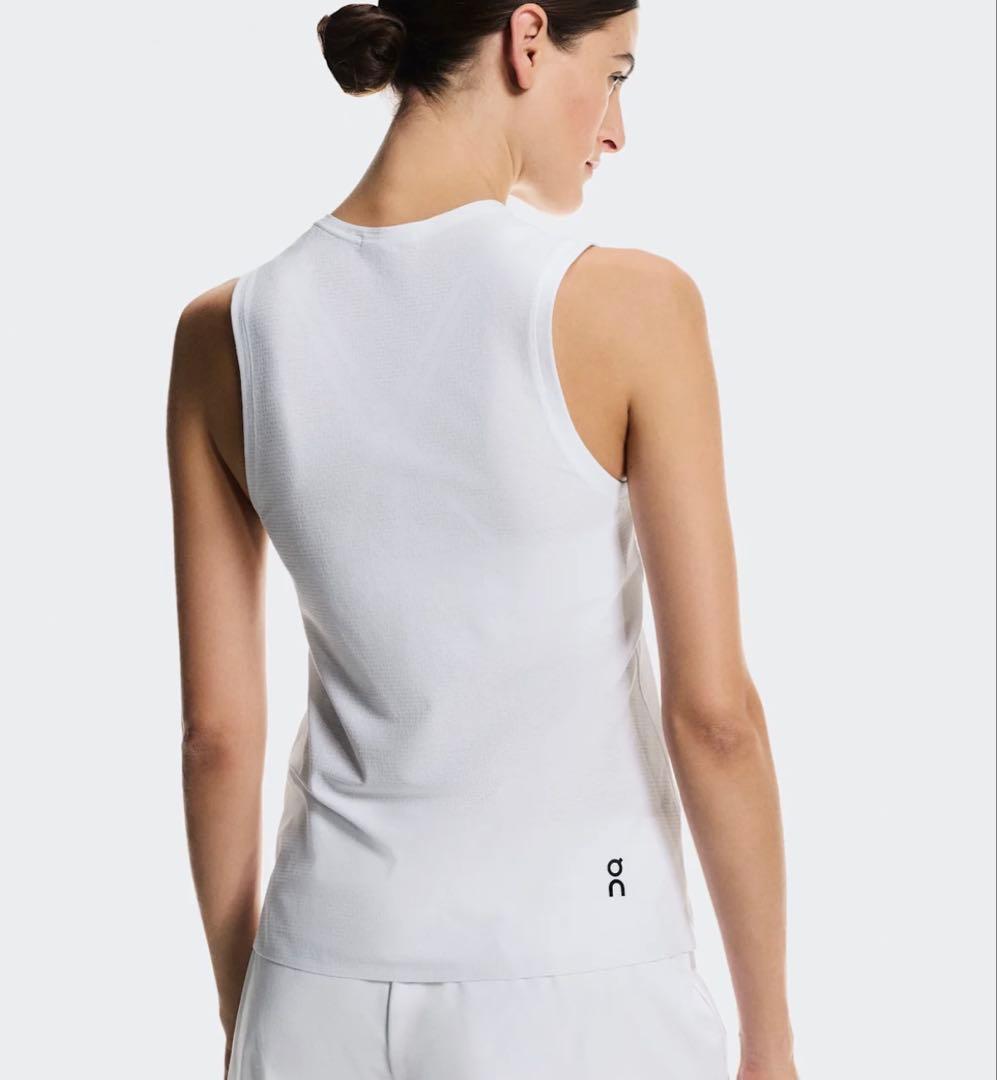 新品】 on テニスLサイズ 白タンクトップ イガシフィオンテク 全豪オープン