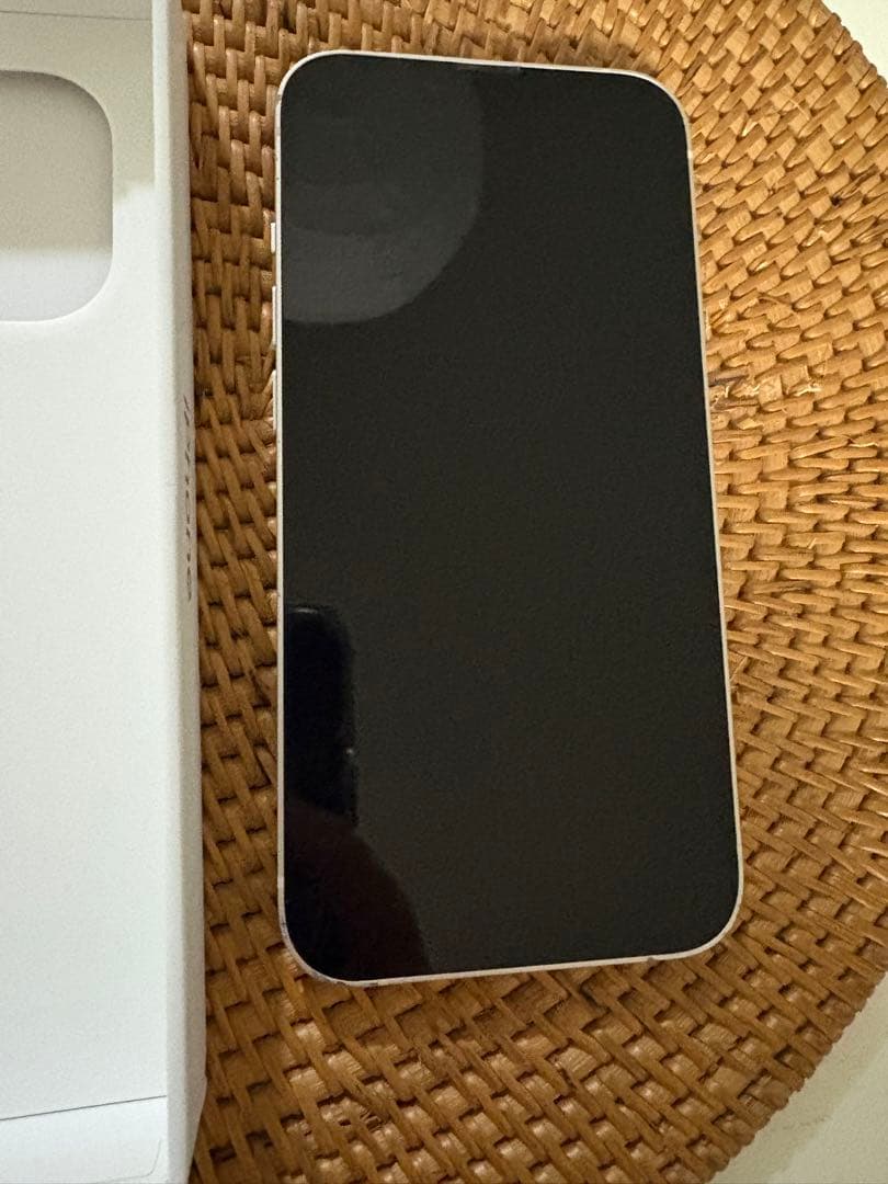 中古 iPhone13 256GB 白 スターライト 充電付き 背面ひび