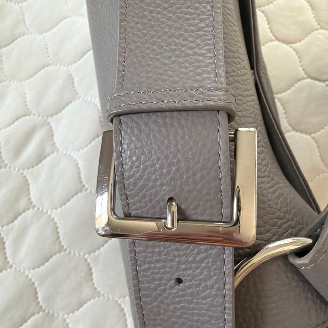 人気商品✴︎BEARDSLEY レザーボディバッグ トープ グレージュ - メルカリ