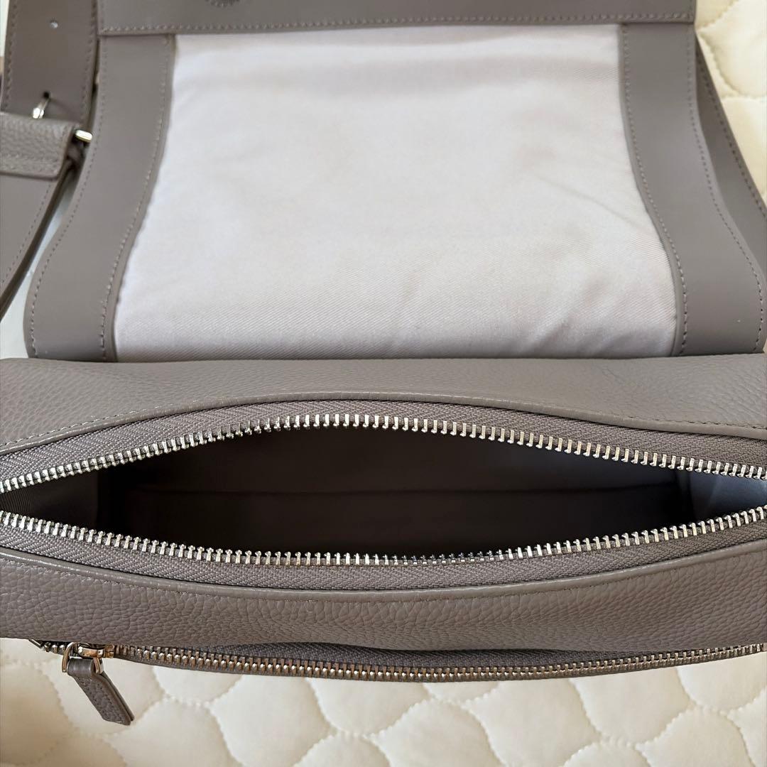 人気商品✴︎BEARDSLEY レザーボディバッグ トープ グレージュ - メルカリ