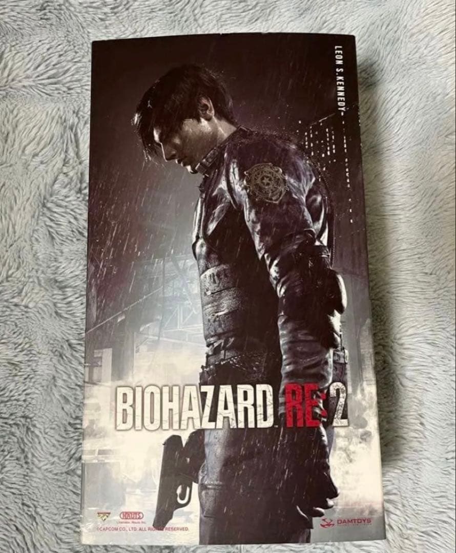 バイオハザード2 レオン　ダムトイズ　RE2 バイオ2 ホットトイズ Amazon.co.jp: 1／6 フィギュア バイオハザード damtoys レオン