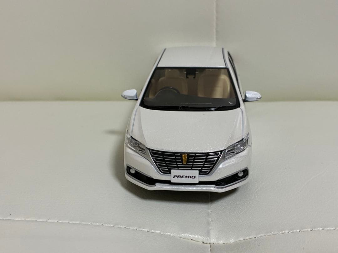 1/30 トヨタ プレミオ(ホワイトパールクリスタルシャイン) カラーサンプル