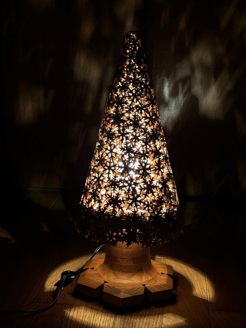 木の行燈 ランプ 雪の結晶模様 六角形ベース クリスマスツリー型 木の行燈 ランプ 雪の結晶模様 六角形ベース クリスマスツリー型 木の