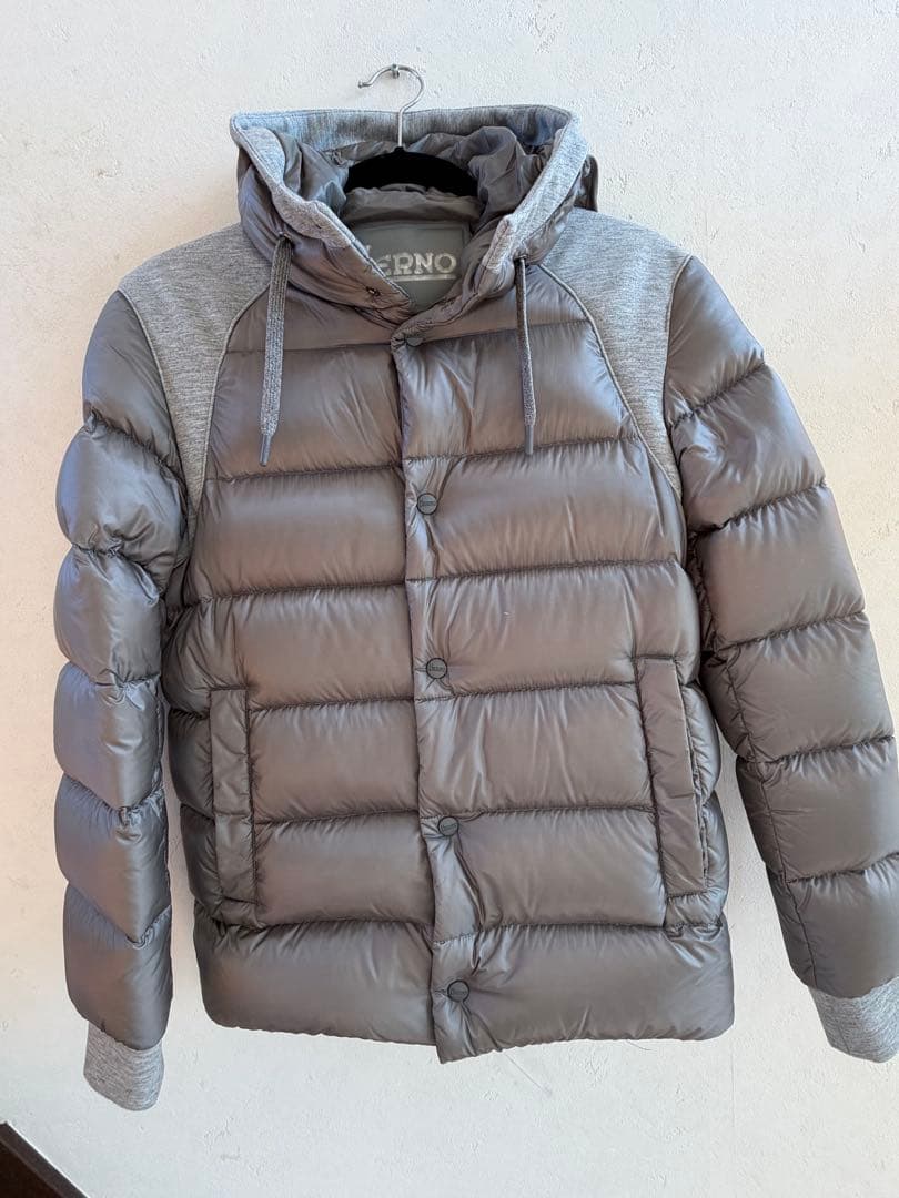 HERNO フード付きグレー ダウンジャケット