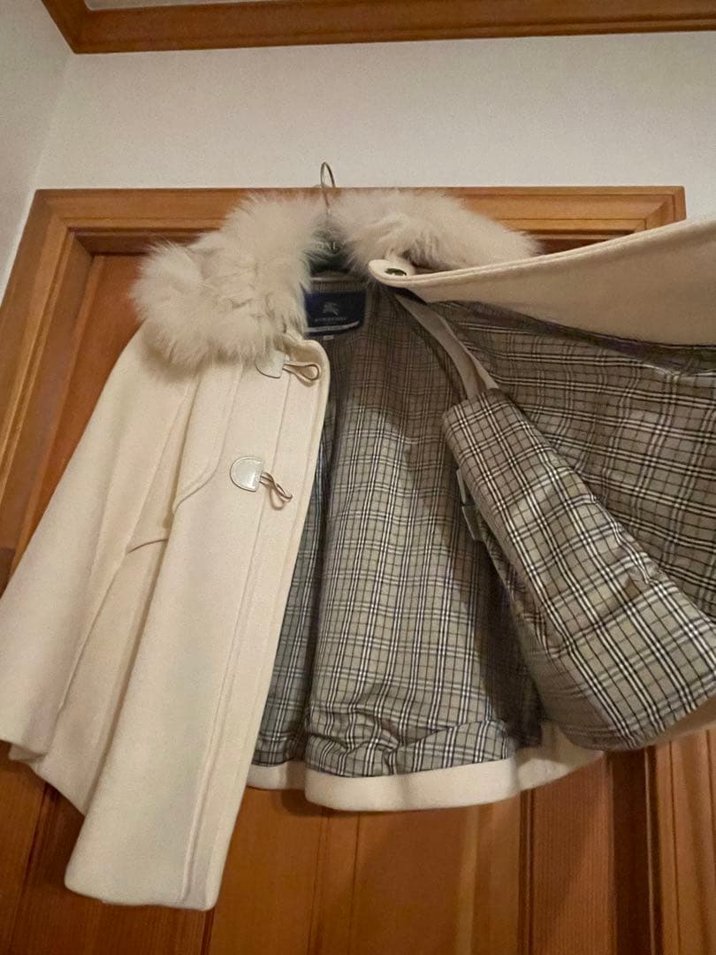 ピコリ様バーバリーブルーレーベル アイボリー ファー付き ポンチョ