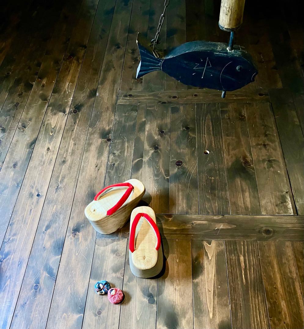 伝統的な木製下駄 赤い鼻緒付舞妓さんのおこぼれ 舞妓はんのおこぼ - Kyoto Love. Kyoto 伝えたい京都、知りたい京都。