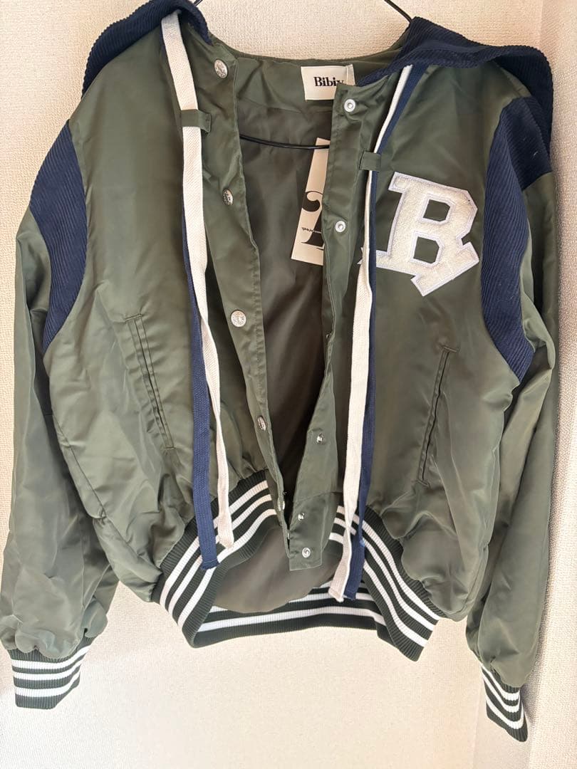 bibiy.フード付きスタジャン オリーブグリーン B刺繍 アウト