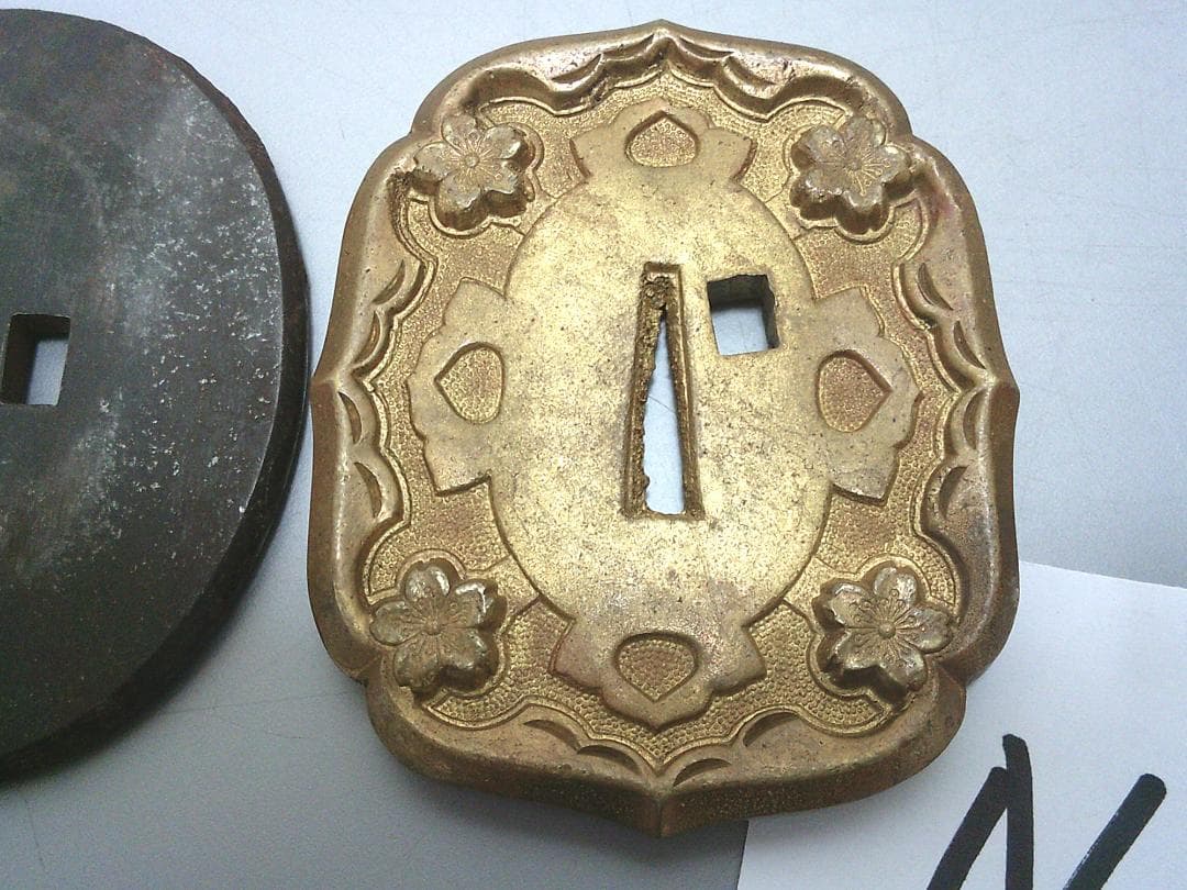 掘出し！【軍刀鐔 鍔 つば 2種類 小道具・N17・ミリタリー】縁頭目貫