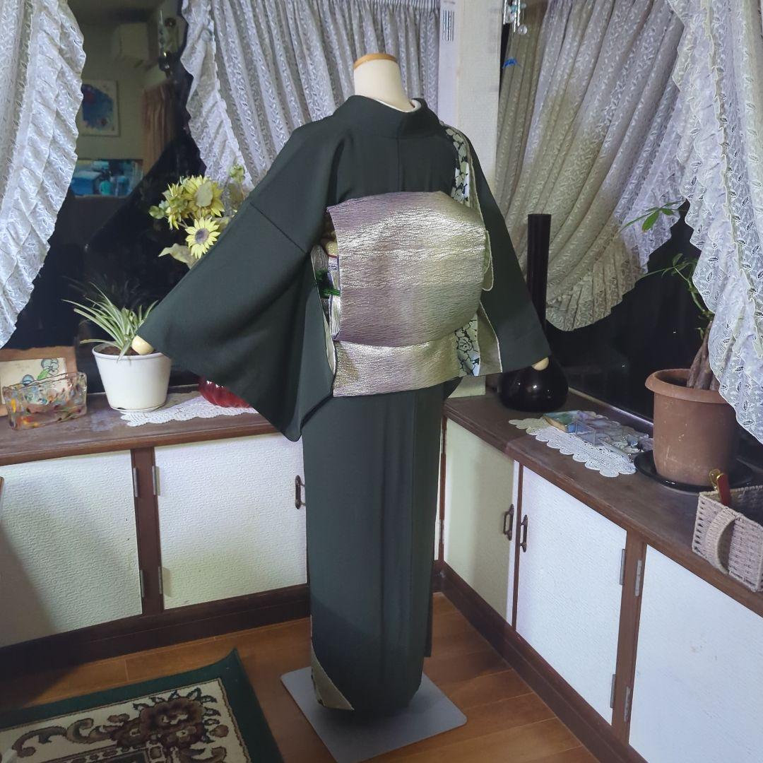 落款が入ります、青丹色の地に煌めく葡萄柄が繊細な