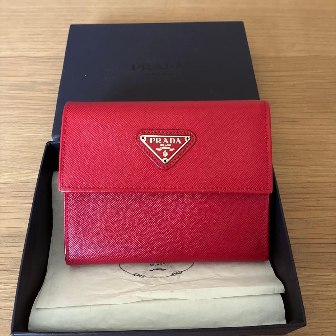 PRADA 三つ折り財布 レッド サフィアーノレザー PRADA（プラダ） 財布 三つ折り フォーコ レッド ミニ財布 コンパクト