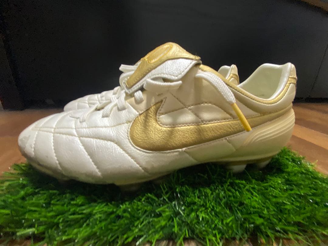 NIKE ロナウジーニョ スパイクHG - メルカリ