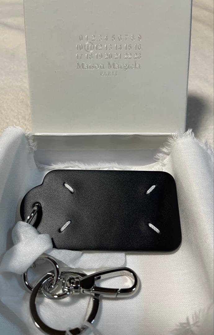 【新品未使用】Maison Margiela ブラックレザーキーケース メゾン マルジェラ MAISON MARGIELA S55UA0026 P4806 キーケース KEY