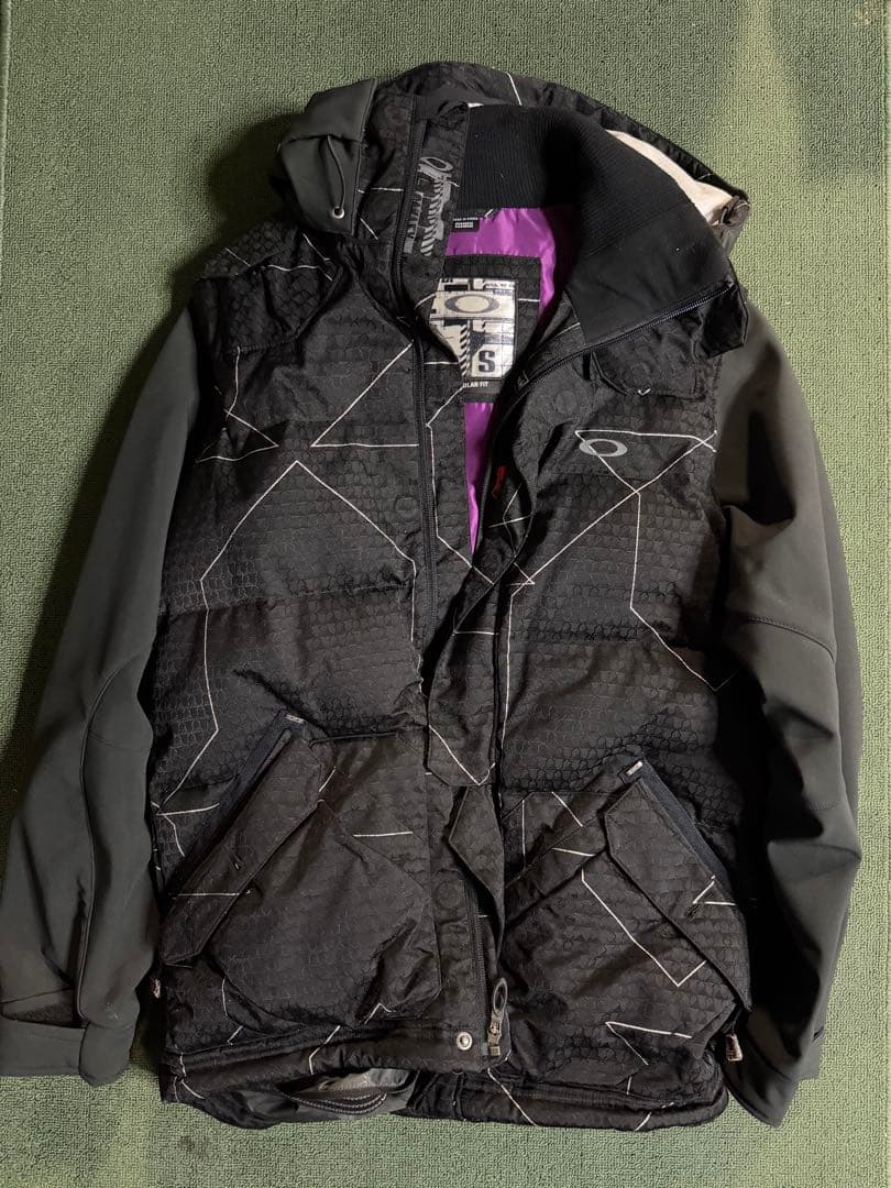 オークリー スノーボードウェア ブラック/パープル USのSサイズ オークリー スノーボードウェア ブラック/パープル USのSサイズ
