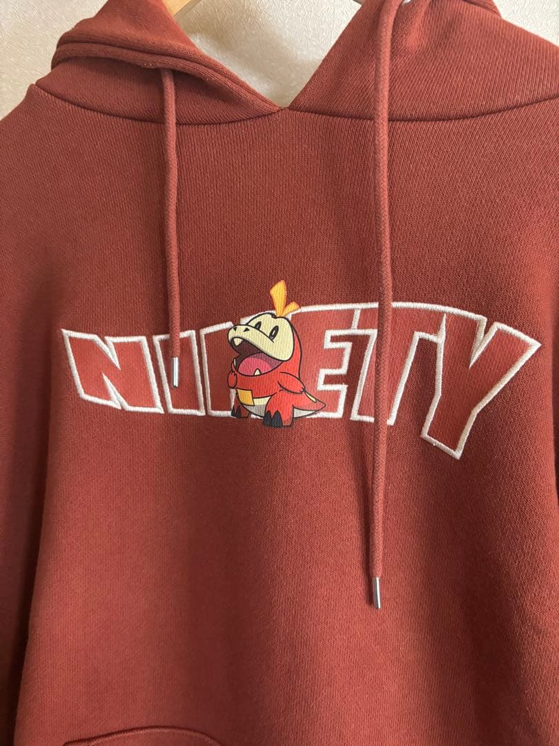 【9090×ポケモン】コラボ 限定 ホゲータ プルオーバー パーカー 完売品 ストリートブランド 9090 から「9090 ポケモンコレクション」が 11 月