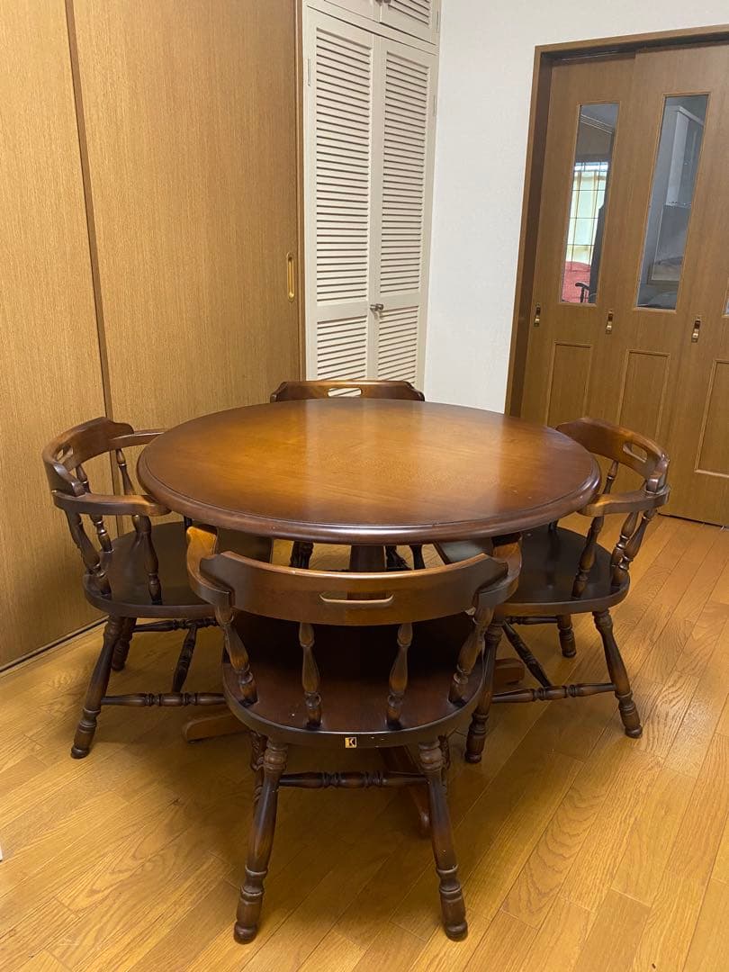飛騨産業 キツツキマーク ダイニングテーブル ラウンド 中古品】HIDA 飛騨産業 キツツキ キツツキマーク 森のことば 半円形