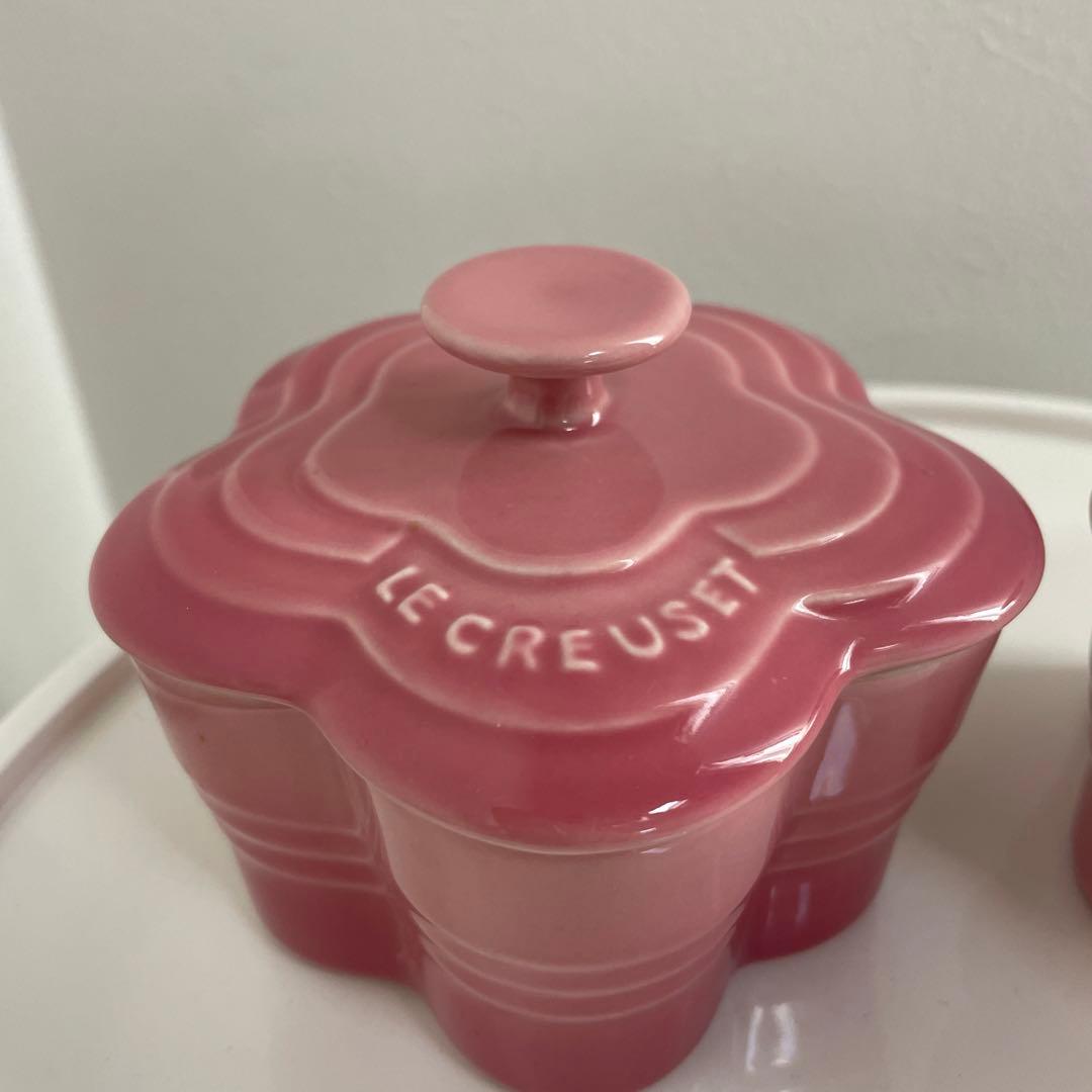 ル・クルーゼ(Le Creuset) プチラムカン 花型 フルール 蓋付き - メルカリ