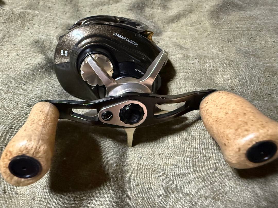 美品 ダイワ シルバークリーク エア TW ストリームカスタム 8.5R（右巻き