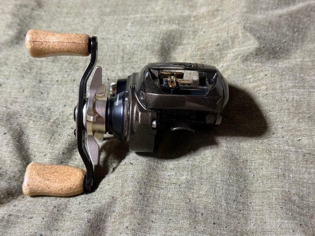 美品 ダイワ シルバークリーク エア TW ストリームカスタム 8.5R（右巻き