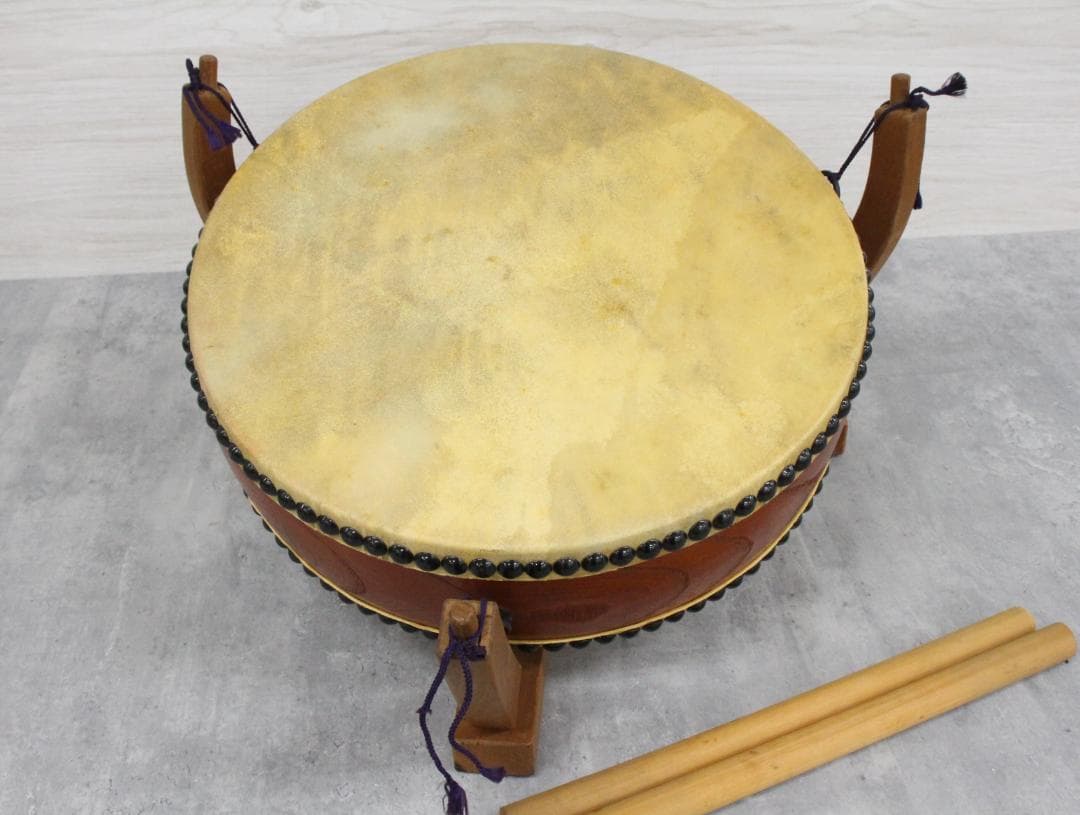 ▲岡田屋太鼓店 平太鼓 固定台・バチ付き 直径約39㎝ 和楽器 打楽器 △岡田屋太鼓店 平太鼓 固定台・バチ付き 直径約39㎝ 和楽器 打楽器