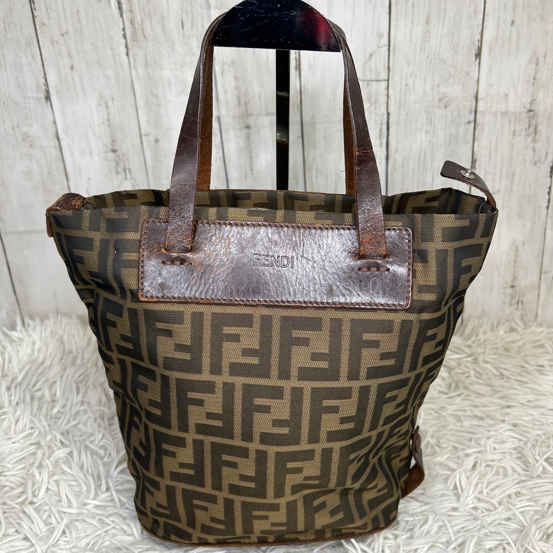 FENDI ズッカ　ロゴ　ハンドバッグ　FF ナイロン　レザー　ブラウン FENDI フェンディ ズッカ ハンドバッグ ブラウン ロゴチャーム
