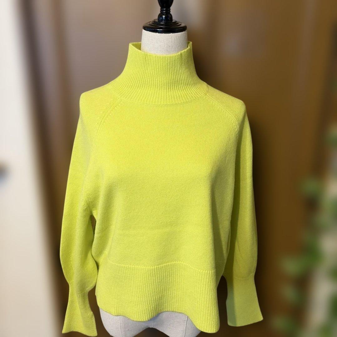 蛍光イエロー タートルネックニット - メルカリ
