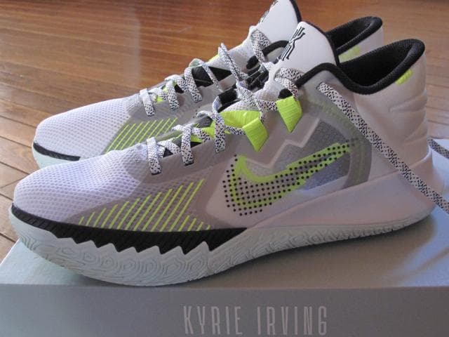 Kyrie Irving バスケットボールシューズ ホワイト/イエロー