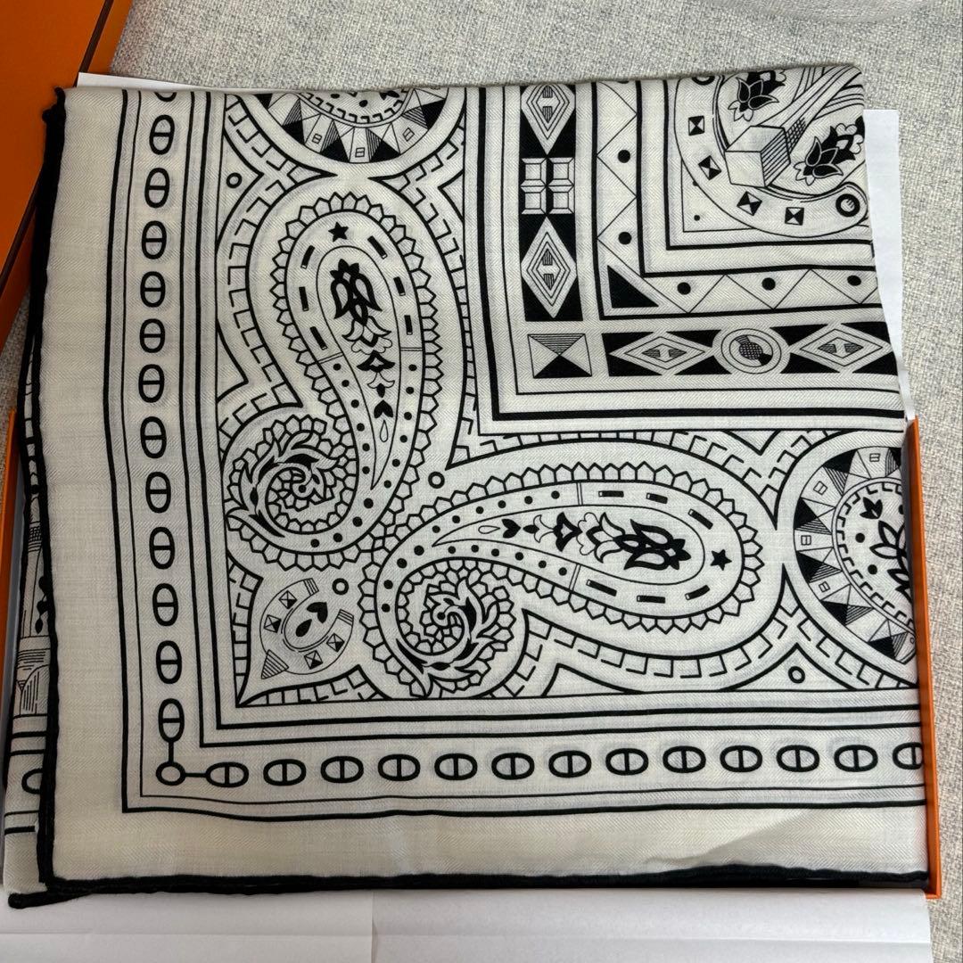 エルメス カシシル140 シュヴァルドゥクールバンダナ 白黒 クリスマス