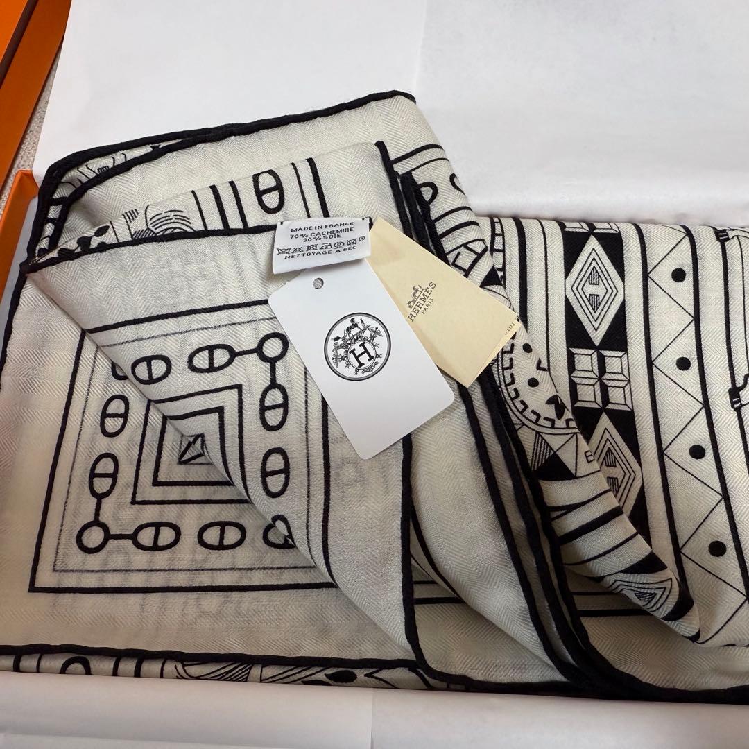 エルメス カシシル140 シュヴァルドゥクールバンダナ 白黒 クリスマス