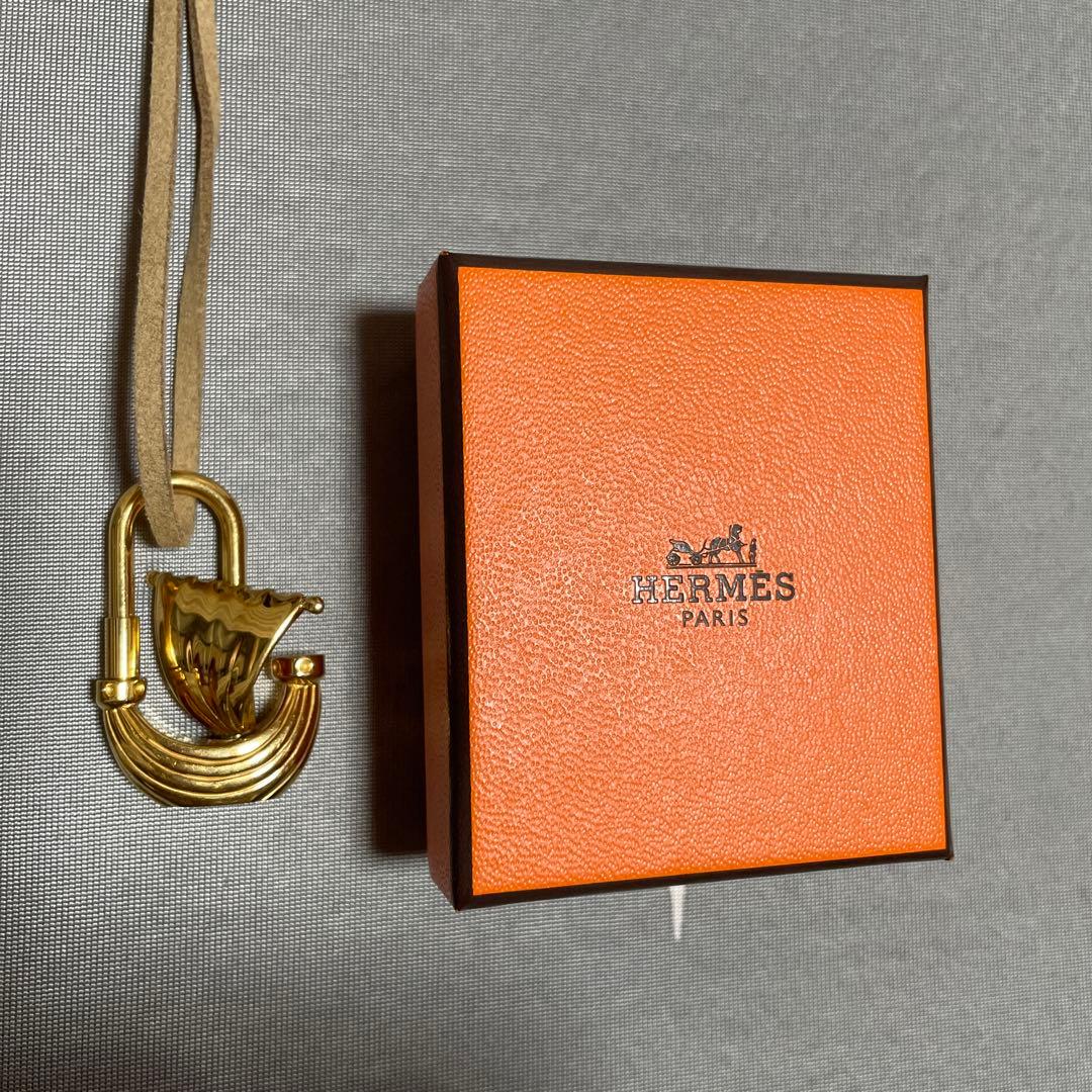 美品！HERMES エルメス パリの空気 パリの風 帆船 カデナチャームゴールド 楽天市場】エルメス カデナ チャーム L'air de Paris パリの空気 パリ