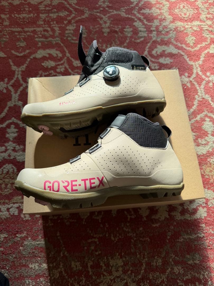 美品 Fizik TERRA ARTICA GTX EU41サイズ - メルカリ