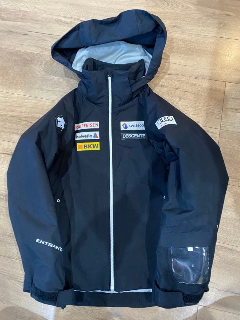 DESCENTE スキーウェア 黒 赤 デサント（DESCENTE）22-23 スキーウェア 上下セット DWMUJH72X BRD