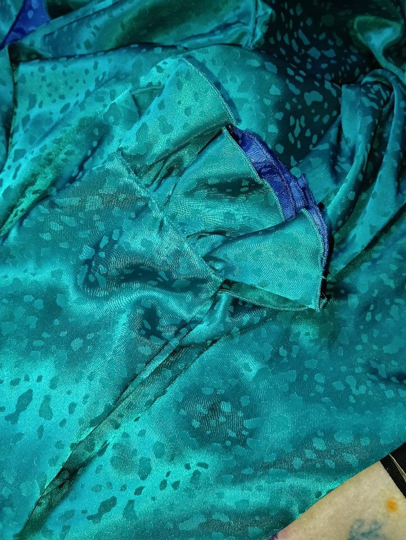 大きめサイズの衣装ワンピース（シルキータッチの光沢あり）ライト