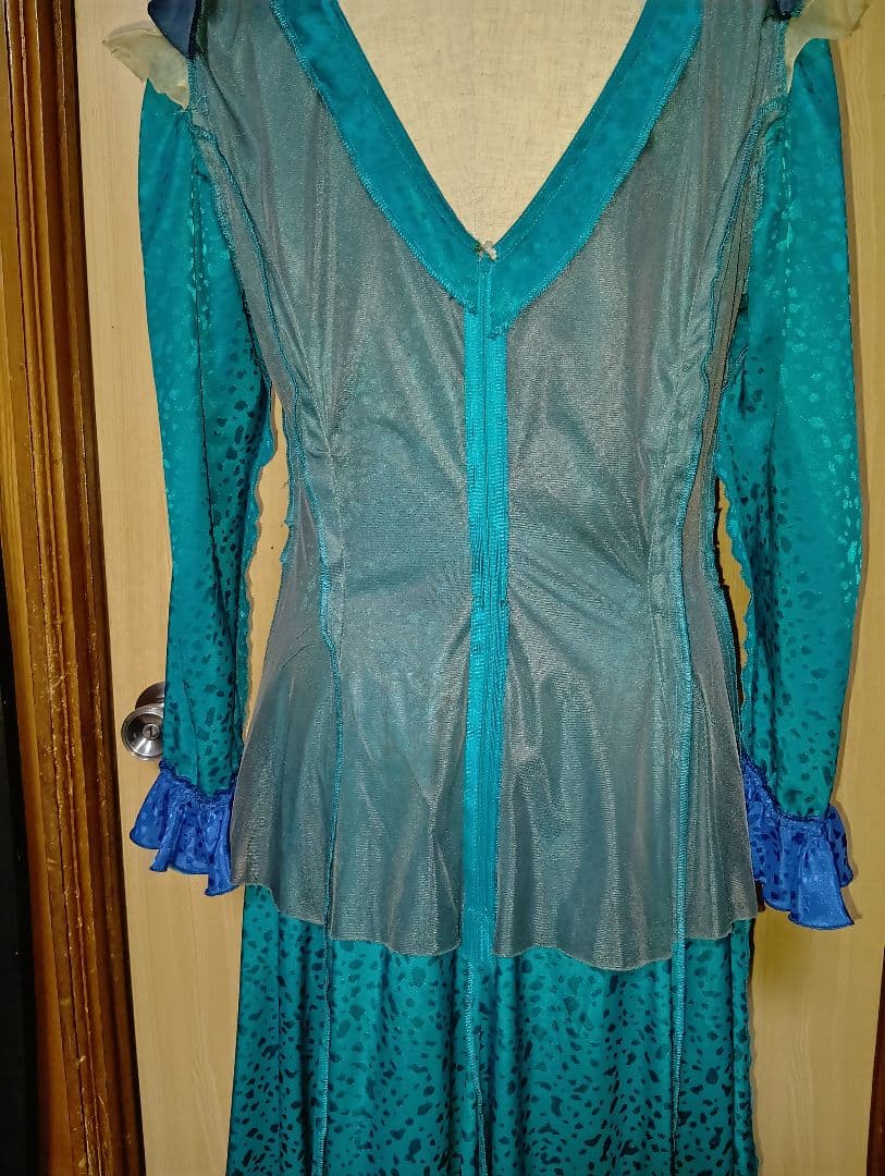 大きめサイズの衣装ワンピース（シルキータッチの光沢あり）ライト