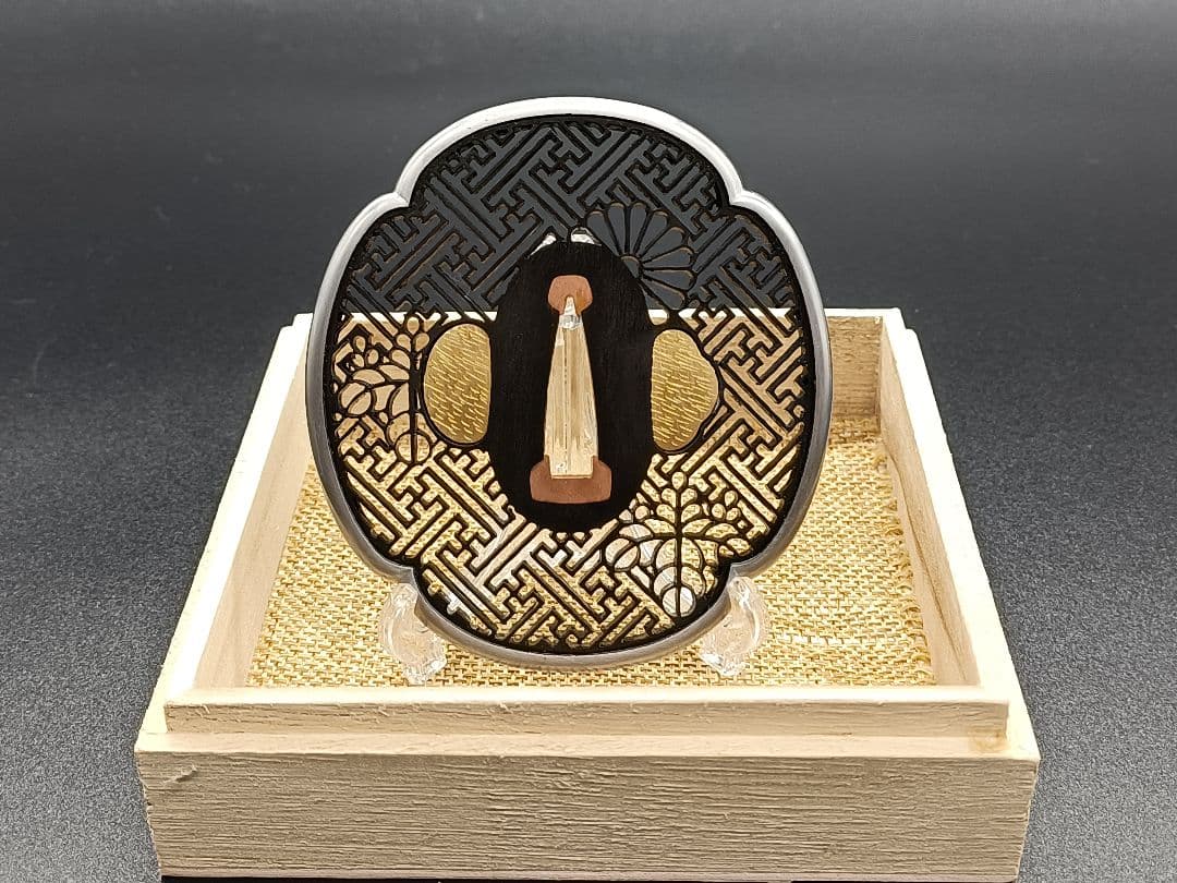 鍔 鐔 鉄地 象嵌 刀装具 日本刀 武具 骨董【金銀象嵌 枝菊透鍔】(鍔箱