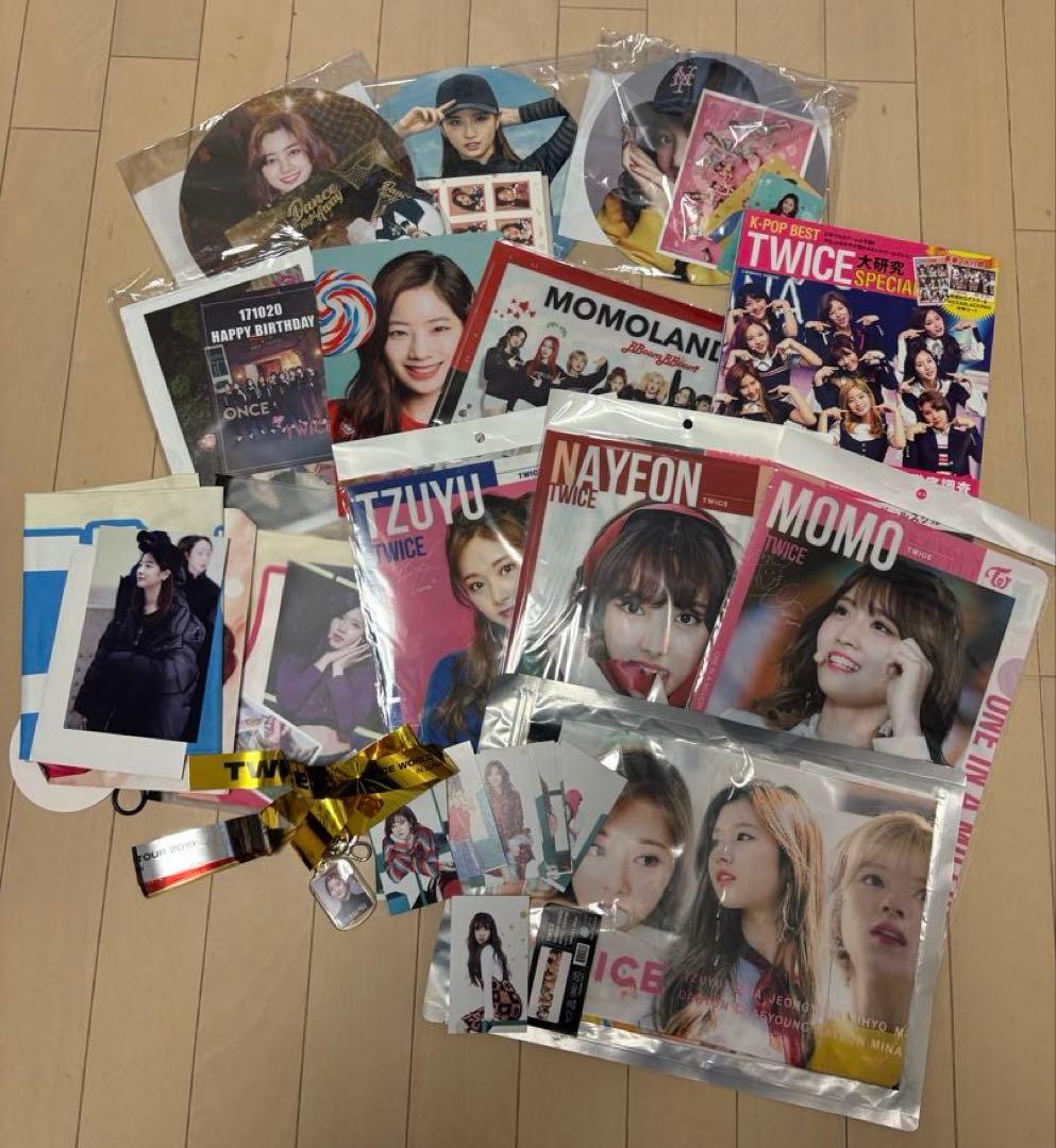 TWICE グッズ大量 まとめ売り CD うちわ トレカ 缶バッジ ペンライト