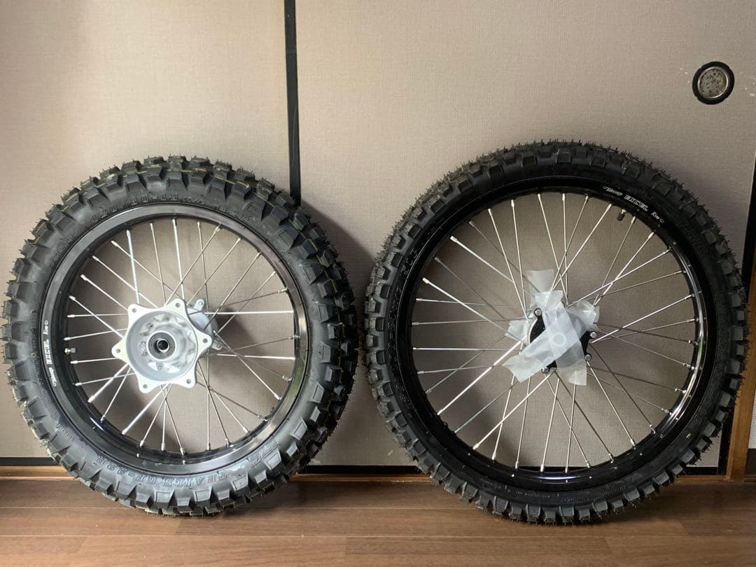 ホンダCRF 250L 2021年モデル以降、タイヤ付き前輪と後輪、 ホンダCRF 250L 2021年モデル以降、タイヤ付き前輪と後輪、 ホンダCRF