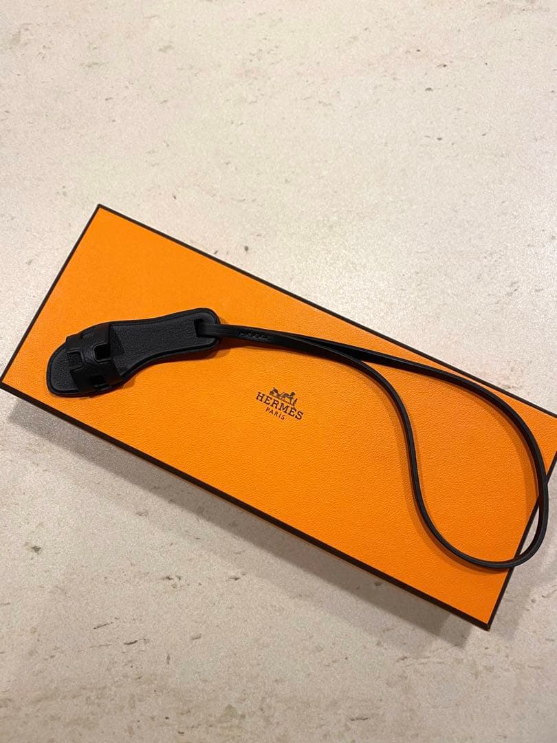 エルメスチャームオランブラック エルメス<br>オラン ナノ チャーム<br>クロ×ナチュラルサブレ×クロ<br